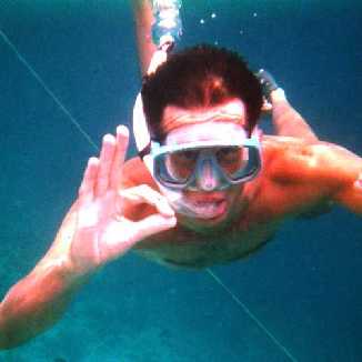 Anton onder water (10 kB)